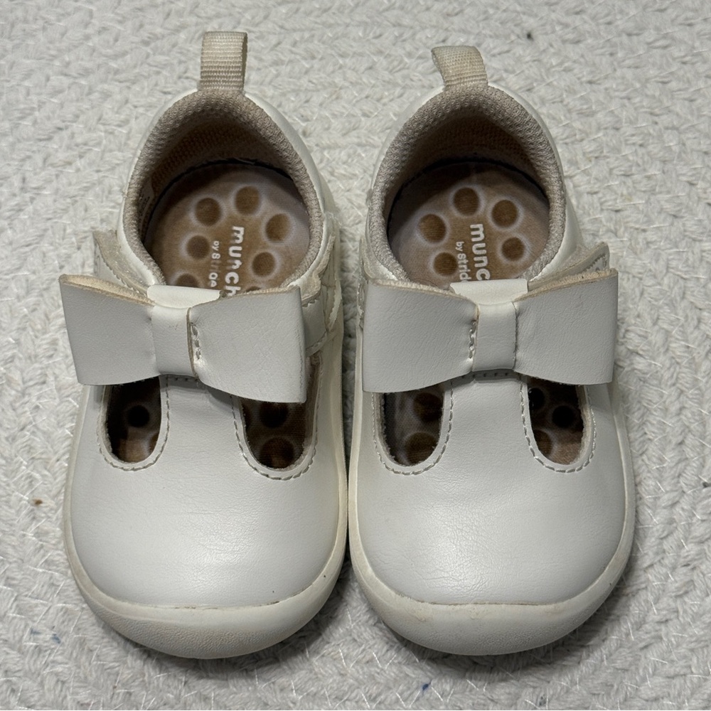 Stride Rite Munchkin Peyson White Baby Shoes with Bow size 4